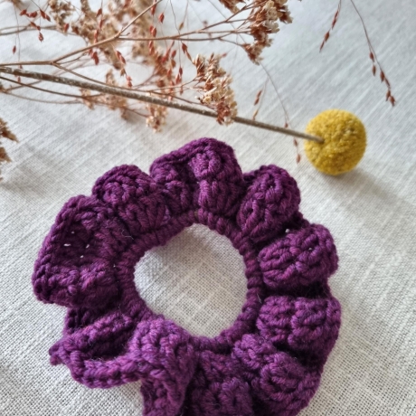 Handgemachtes gehäkeltes Scrunchie - Haargummi aus 100% Merinowolle