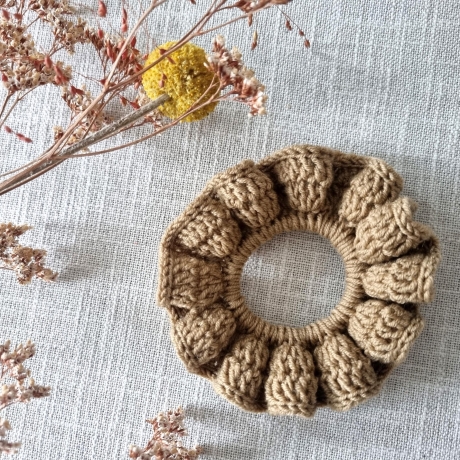 Handgemachtes gehäkeltes Scrunchie - Haargummi aus 100% Merinowolle