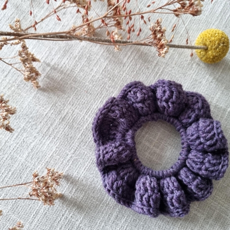 Handgemachtes gehäkeltes Scrunchie - Haargummi aus 100% Merinowolle
