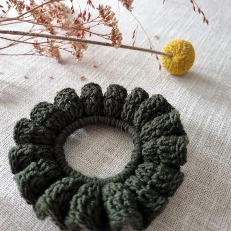 Handgemachtes gehäkeltes Scrunchie - Haargummi aus 100% Merinowolle