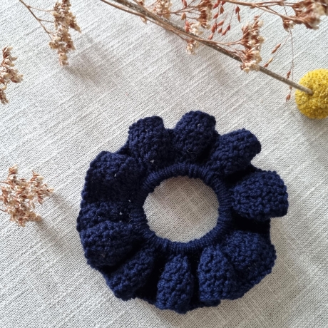 Handgemachtes gehäkeltes Scrunchie - Haargummi aus 100% Merinowolle