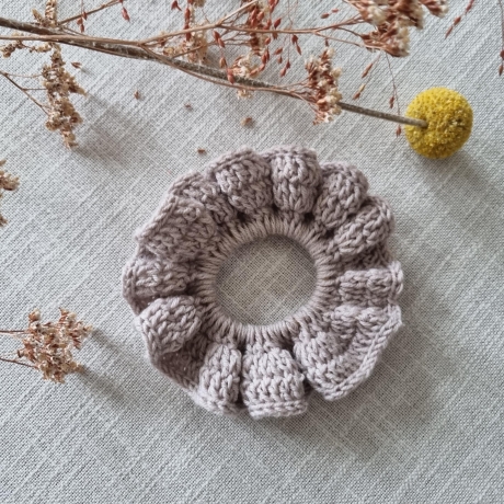 Handgemachtes gehäkeltes Scrunchie - Haargummi aus 100% Merinowolle