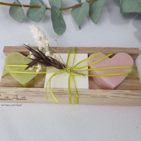 Geschenk Seifen in Holzverpackung - Seifenherzen grün-weiß-rosa