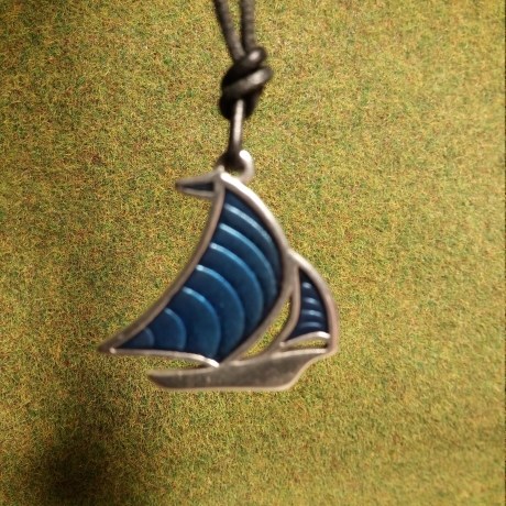 Metallanhänger Segelschiff blaue Segel 34 x 33 mm, am Lederband