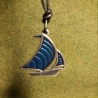 Metallanhänger Segelschiff blaue Segel 34 x 33 mm, am Lederband