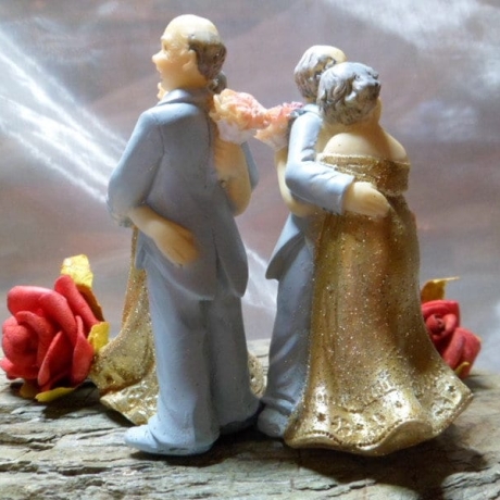 Goldene Hochzeit, Hochzeitspaar, Braut stehend und sitzend,