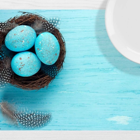 Tischset - Platzset für Ostern Blau gefärbte Eier und Feder 12 Stück 44x32 cm Tischdekoration aus Spezial-Papier in Aufbewahrungsmappe