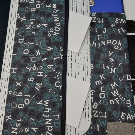 Vielseitige Maltasche/Zeichentasche für Kids - Buchstaben grau