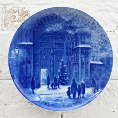 Weihnachtsteller - 1976: Weihnachtsabend in Augsburg - von Berlin Design - blaues Porzellan - begrenzte Auflage - Made in West Germany -(8F)