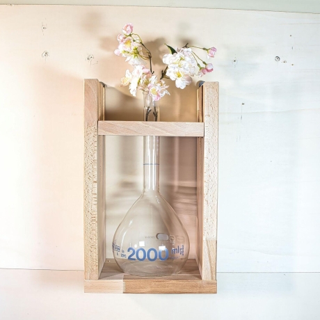 Blumenvase aus einem Laborglas Messkolben in  Buchenholz LP:1H