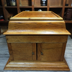 Ladestation für Tablets und Smartphone mit Qi Ladeplatz (3 Tablets plus 4 Smartphones) mit 3 Geheimfächern. Plattenspieler Upcycling