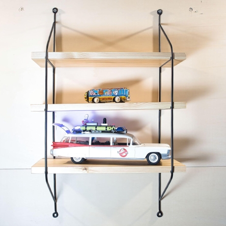 String Regal, Nuten Variante (Lübke, Vitsoe), vollständig restauriert, schwarz lackierte Leitern, 3 Böden inklusive.HxBxT 64cm x 36cm x 18cm