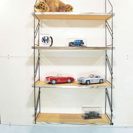 String Regal, Nuten Variante (Lübke, Vitsoe), vollständig restauriert, schwarze Leitern, 4 Böden inklusive. HxBxT 108cm x 60cm x 24cm