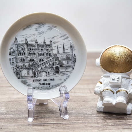 Untersetzer der unbekannten Marke DP Porzella Bavaria -  Städteteller: Lübeck um 1868 - Rathaus  - Made in West Germany - Zustand TOP - 9B1