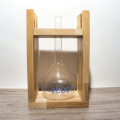 Blumenvase aus einem Laborglas Messkolben in  Buchenholz LP:1H