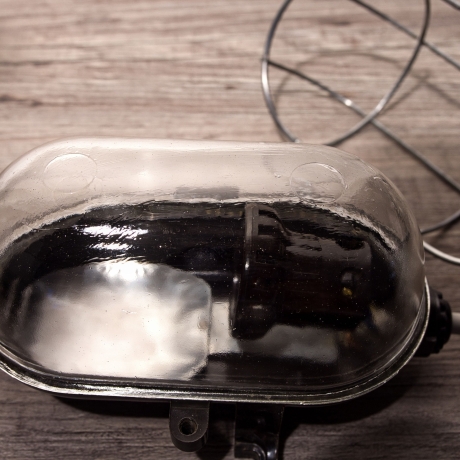 Bakelit Kellerlampe in TOP Zustand mit E27 Fassung, Midcentury Design und Opas Werkraumduft in einem