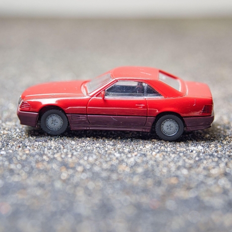 Herpa Mercedes 500SL Cabrio R129 Modellauto in rot; Haube öffnet Hardtop – Maßstab 1:87 – für Mercedes Fans und Modellauto-Liebhaber H0 1/87