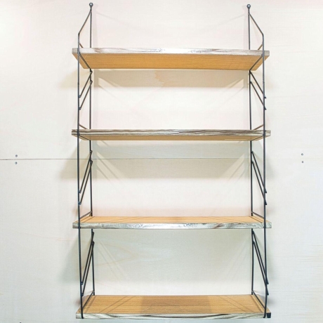 String Regal, Nuten Variante (Lübke, Vitsoe), vollständig restauriert, schwarze Leitern, 4 Böden inklusive. HxBxT 108cm x 60cm x 24cm