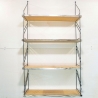 String Regal, Nuten Variante (Lübke, Vitsoe), vollständig restauriert, schwarze Leitern, 4 Böden inklusive. HxBxT 108cm x 60cm x 24cm