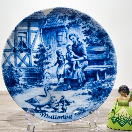 Sammelteller Muttertag: 1984 Mütterliche Fürsorge - Berlin Design - blaues Porzellan  - Made in West Germany - 19,5 cm - 8B3 - TOP Zustand