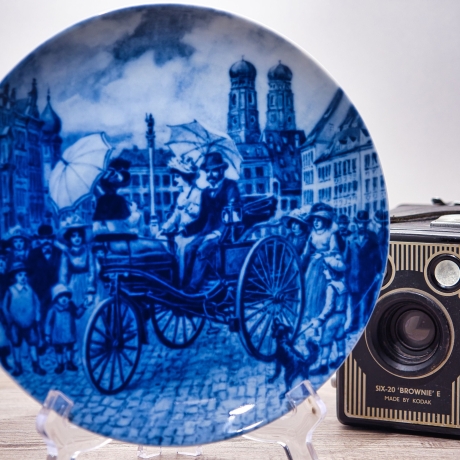 Sammelteller Berlin Design - Serie: Historica - Benz Motorwagen in München 1888 - blaues Porzellan  - Made in Germany - 9D1 - TOP Zustand