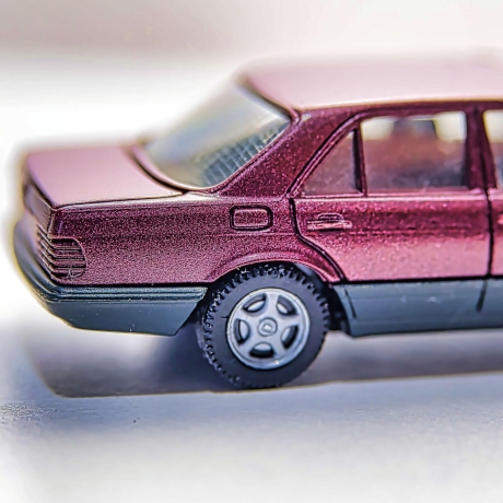 Herpa Mercedes 500SE Modellauto in violett metallic – Maßstab 1:87 – Feines Sammlerstück für Mercedes Fans und Modellauto-Liebhaber H0 1/87
