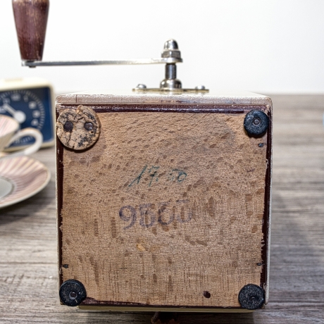 Kaffeemühle KyM Modell 9563 (seltenes weißes Modell) 1945 bis 1955er Jahren: Gehäuse weiß lackiert, Funktion geprüft! (SRU)