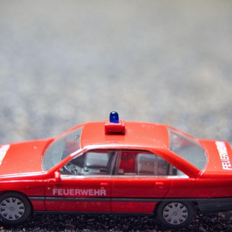 Herpa Opel Omega GLS Feuerwehr in rot, Zustand gut – Maßstab 1:87 – Perfektes Sammlerstück für Opel Fans und Modellbahn-Liebhaber H0 1/87