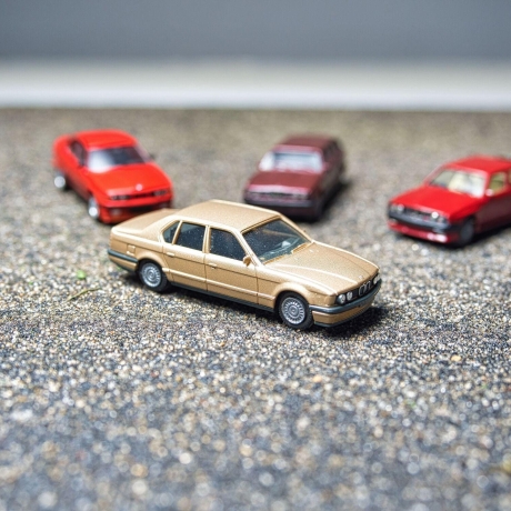 Herpa BMW 735i E32 Modellauto in Gold – Maßstab 1:87 – Perfektes Sammlerstück für BMW-Fans und Modellauto-Liebhaber H0 1/87