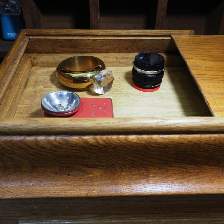 Ladestation für Tablets und Smartphone mit Qi Ladeplatz (3 Tablets plus 4 Smartphones) mit 3 Geheimfächern. Plattenspieler Upcycling