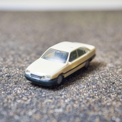 Herpa Opel Omega GLS in weiß, Zustand gut – Maßstab 1:87 – Perfektes Sammlerstück für Opel Fans und Modellbahn-Liebhaber H0 1/87