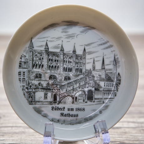 Untersetzer der unbekannten Marke DP Porzella Bavaria -  Städteteller: Lübeck um 1868 - Rathaus  - Made in West Germany - Zustand TOP - 9B1