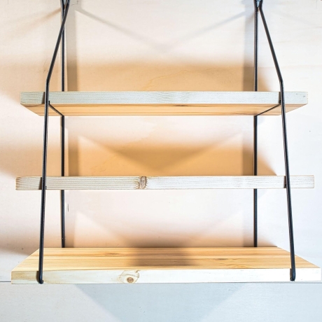 String Regal, Nuten Variante (Lübke, Vitsoe), vollständig restauriert, schwarz lackierte Leitern, 3 Böden inklusive.HxBxT 44cm x 40cm x 18cm