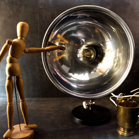 Tischlampe mit Bakelit Fuß (leicht beschädigt) in zeitlosem Mid Century Design, geprüfte Verkabelung, neigbar
