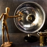Tischlampe mit Bakelit Fuß (leicht beschädigt) in zeitlosem Mid Century Design, geprüfte Verkabelung, neigbar