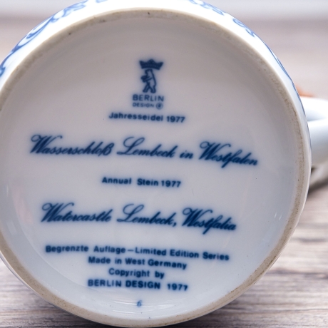 Sammelkrug Berlin Design - Serie: Jahresseidel - Wasserschloss Lembeck - blaues Porzellan - Made in Germany - 9D3 - TOP Zustand
