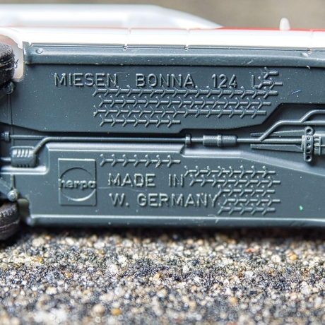Herpa Mercedes-Benz Miesen Bonna 124L KTW - Ambulance Nr. 4065/2 – Maßstab 1:87 – für Mercedes Fans, Ärzte und Modellauto-Liebhaber H0 1/87