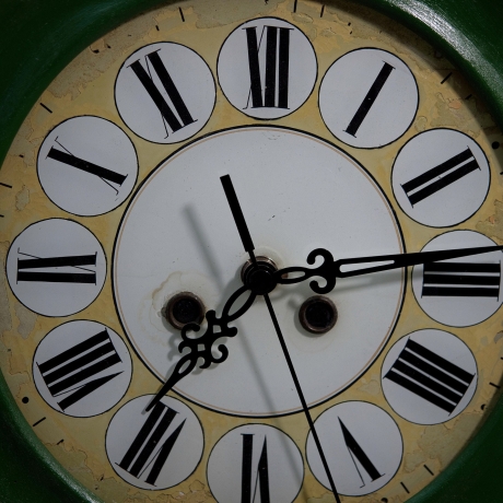 Wanduhr grün, Historismus - Ende des 19. Jahrhunderts - restauriert und mit Funkuhrwerk ausgestattet, Alter : 130 - 150 Jahre, Zertifikat