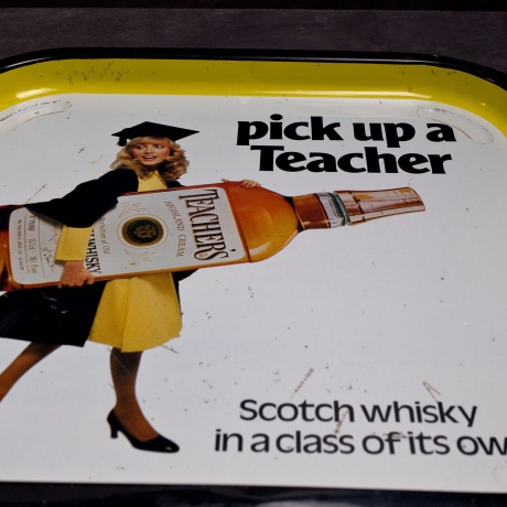 Blechtablett Werbemittel von Teachers Whisky : Pick up a teacher mit Alterspatina, vermutlich 1960 oder 1970er Jahre, Rost und Patina