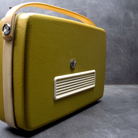 Kofferradio Akkord Motorette Filou L, Rockabilly fifties Style, generalüberholt, mit Netzteil für 110 und 220 Volt (weltweiter Einsatz)