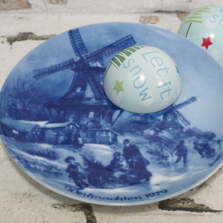 Weihnachtsteller - 1979: Weihnachtsabend in Greetsiel - Berlin Design - blaues Porzellan - begrenzte Auflage - Made in West Germany - (8E3)