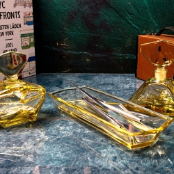 Vintage Deko: Seltenes, 3-teiliges Schreibtischset, aus gelbem Glas, vermutlich aus den 1960er Jahren.