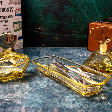 Vintage Deko: Seltenes, 3-teiliges Schreibtischset, aus gelbem Glas, vermutlich aus den 1960er Jahren.