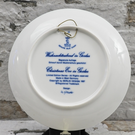 Weihnachtsteller - 1987: Weihnachtsabend in Goslar - von Berlin Design - blaues Porzellan - begrenzte Auflage - Made in West Germany - (8F)