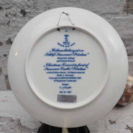 Weihnachtsteller - 1997: Weihnachtskonzert vor Schloß Sanssouci, Berlin Design - blaues Porzellan -begrenzte Auflage - Made in Germany (8E3)