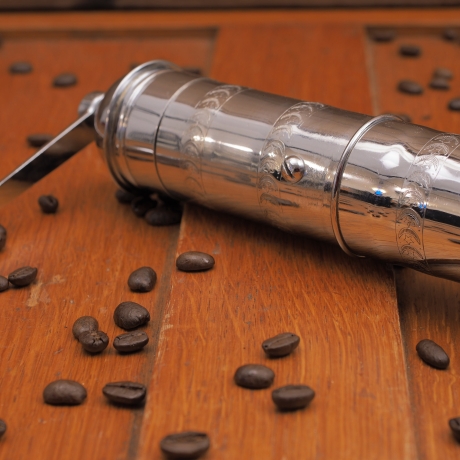 Kaffeemühle, Mokkamühle von ca. 1955, Firma Trösser aus Wuppertal, Modell 205, vernickelt, sehr guter Zustand, voll funktionsfähig