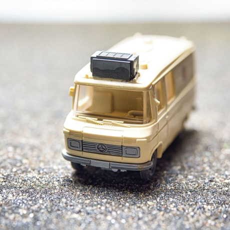 Wiking Mercedes-Benz L406 Johanniter Unfall Hilfe – Maßstab 1:87 – für Mercedes Fans, Ärzte, Sanitäter und Modellauto-Liebhaber H0 1/87