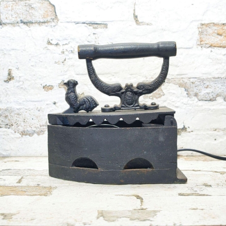 Einzelstück: Das leuchtende Bügeleisen - Upcycling Umbau zur Lampe mit Schalter, E14 Fassung  - inklusive Echtheitszertifikat (LP H1)