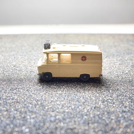 Wiking Mercedes-Benz L406 Johanniter Unfall Hilfe – Maßstab 1:87 – für Mercedes Fans, Ärzte, Sanitäter und Modellauto-Liebhaber H0 1/87