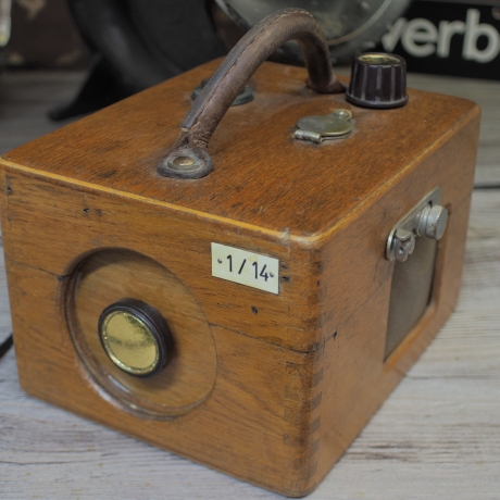 Upcycling: antike Konstatieruhr oder Taubenuhr mit FM Radio ausgestattet. 220V, Wurfantenne, blaue Kontrolleuchte, Handmade in Germany
